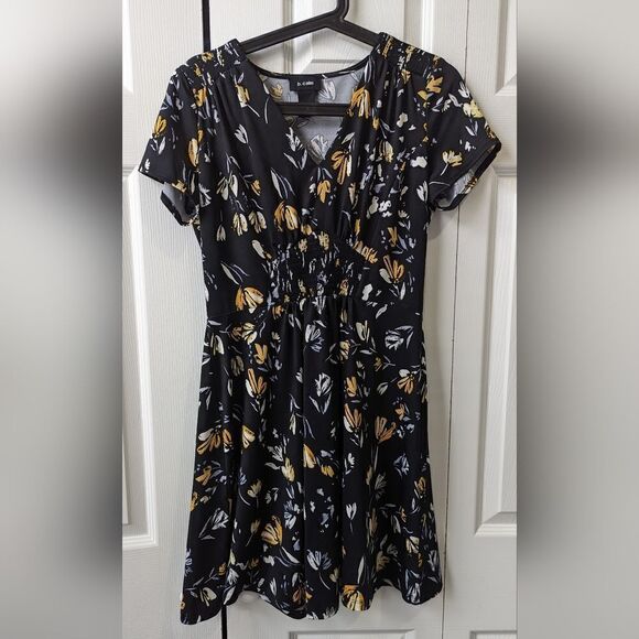 B. Calm women's dress - Picture 1 of 6
